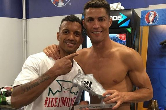 Sướng vì vô địch Euro 2016, Ronaldo tặng luôn Chiếc giày bạc cho Nani