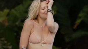 Kate Hudson diện bikini nhảy múa cùng bạn bè