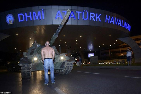 Người dân xuống đường cản đầu xe tăng quân đảo chính Thổ Nhĩ Kỳ