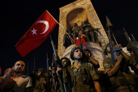Hình ảnh quân đội Thổ Nhĩ Kỳ tiến hành đảo chính