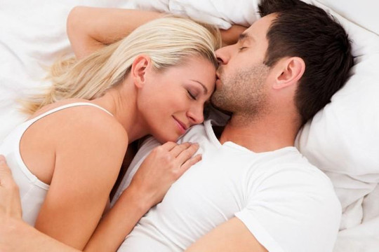 Bỏ thói quen này trước khi đi ngủ sẽ giúp hôn nhân bền chặt