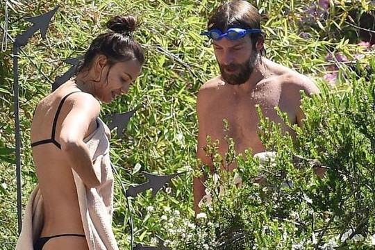 Bạn gái cũ C.Ronaldo diện bikini khoe thân hình nóng bỏng bên tài tử Bradley Cooper