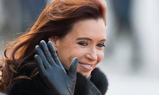 Vì sao nữ tổng thống Argentina mặc áo đen suốt 3 năm?