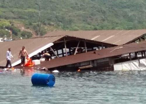 Sập nhà hàng nổi ở Ninh Thuận, hàng trăm du khách rơi xuống biển