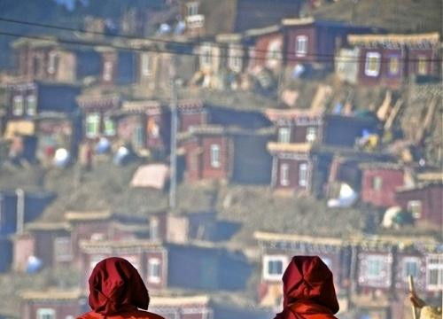 Cuộc sống hằng ngày của 40.000 người ở học viện Phật giáo Tây Tạng