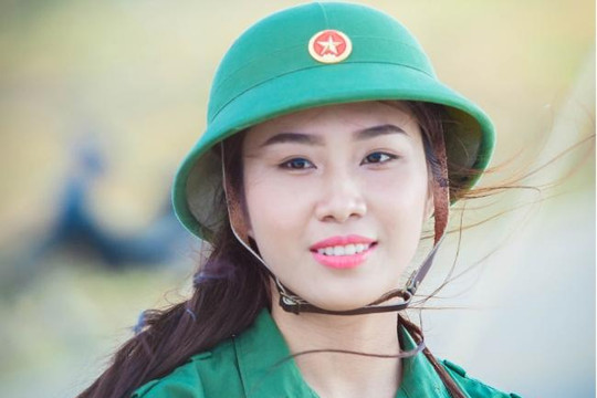 Hoa hậu Việt Nam 2016 treo cờ tổ quốc trên đảo Lý Sơn 