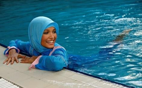 Mặc kín mít hàng ngày, phụ nữ Hồi giáo diện Burkini đi bơi