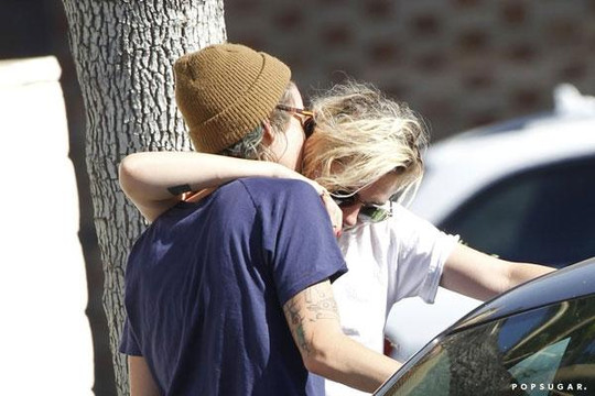 Kristen Stewart hạnh phúc dạo phố bên người tình đồng giới 