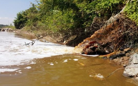 Hà Nội: Kinh hoàng với những ống xả thải ra sông Đáy