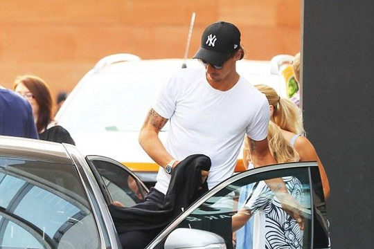Đòi mua hết khách sạn ở Paris, Ibrahimovic chở vợ con đi chơi trên ô tô cũ