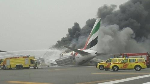 Máy bay Emirates cháy rụi khi hạ cánh xuống sân bay Dubai