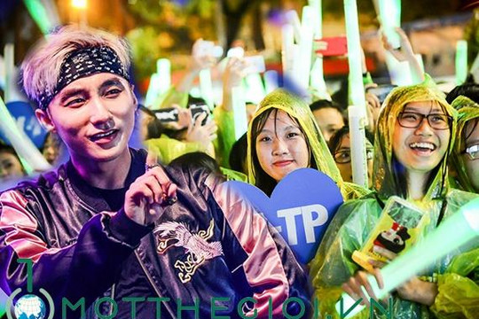 Sơn Tùng M-TP bất chấp mưa bão hát cùng 5.000 fan 