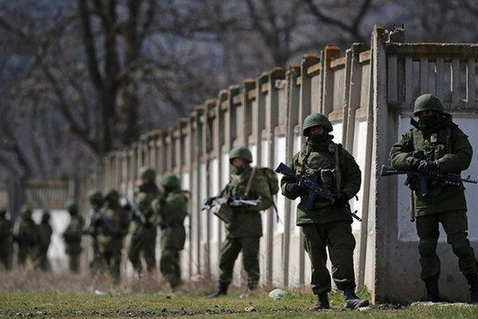 Nga và Ukraine xung đột vũ trang căng thẳng tại bán đảo Crimea