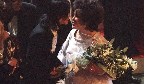 Elizabeth Taylor - Michael Jackson  và mối quan hệ lạ lùng nhất Hollywood