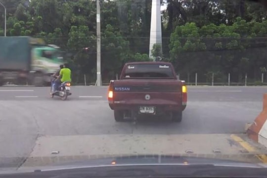 Xe máy vượt đèn đỏ lãnh hậu quả kinh hoàng
