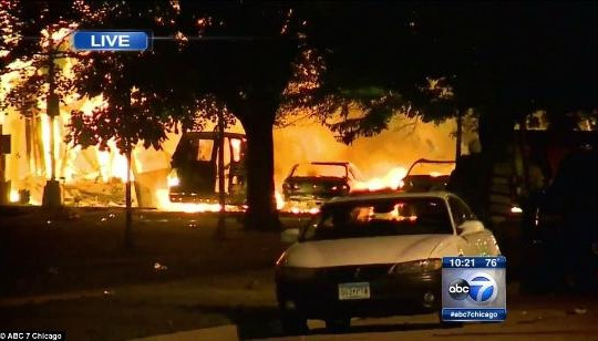 Bạo loạn bùng phát ở Mỹ, hàng loạt xe cảnh sát bị đốt cháy