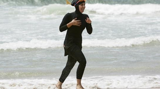 Thủ tướng Pháp ủng hộ lệnh cấm phụ nữ Hồi giáo mặc burkini 