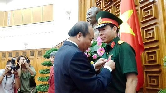 Thủ tướng trao Huân chương Lao động hạng Nhất cho xạ thủ Hoàng Xuân Vinh
