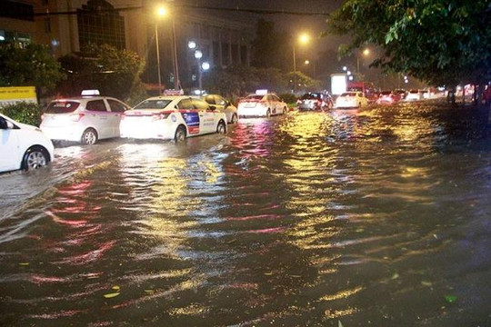 Mưa dữ dội, lụt, tắc khắp Hà Nội