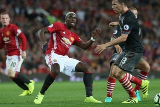 Ra mắt hoàn hảo, Pogba bị tung clip chế nhạo pha chạm bóng đầu tiên thảm họa