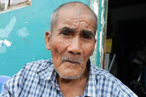 Ông lão 80 tuổi đạp xe đi bán kem, mơ ước có giấy CMND 