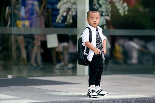 Cậu bé có gu thời trang 'cực chất' giữa phố Sài Gòn