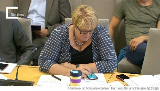 Chính trị gia Na Uy chơi Pokémon ngay trong phiên họp an ninh quốc gia