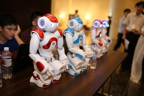 Robot hình người đầu tiên đến Việt Nam được chào giá 10.000 USD