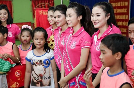 Hoa hậu Đỗ Mỹ Linh và chuyến từ thiện đầu tiên sau đăng quang  