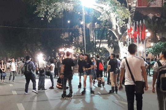 Hà Nội: Người dân hào hứng xuống phố đi bộ trong ngày đầu thí điểm