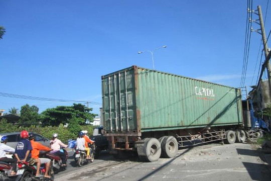 Xe container phá nát hàng chục mét dải phân cách trên quốc lộ 22