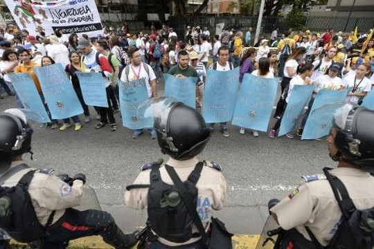 Hàng ngàn người biểu tình phản đối Tổng thống Venezuela