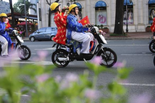 Ngắm nhìn 100 đôi uyên ương chạy xe đạp điện giữa Sài Gòn trong ngày lễ 2.9