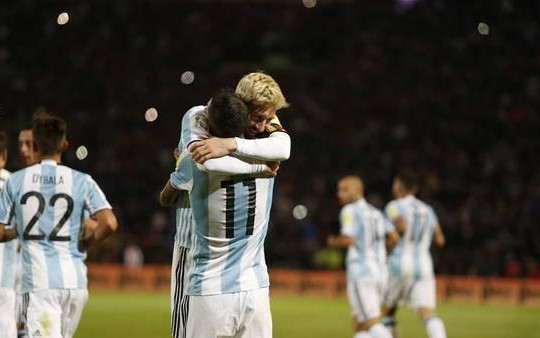 Đối đầu, Messi cho Suarez ôm hận