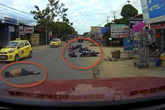 Rùng mình clip xe máy tông taxi ở Đồng Nai khiến 4 người gặp nạn