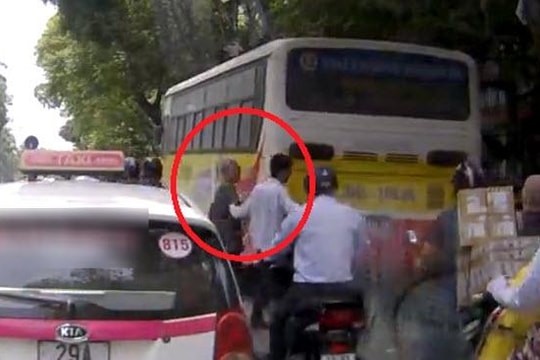 Tài xế nghèo dừng taxi cho tiền người ăn xin, đại gia xấu hổ