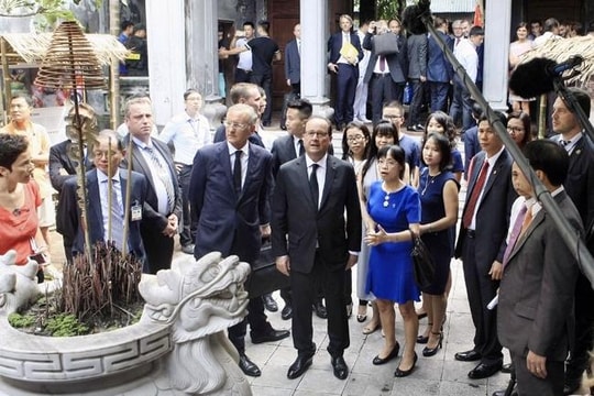 Báo thế giới nói gì về chuyến thăm Việt Nam của Tổng thống Francois Hollande? 