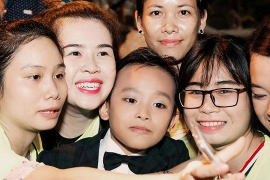 'Cậu bé hát đám cưới' Hồ Văn Cường bị fan vây kín sau khi nhận giải 'VTV Awards'