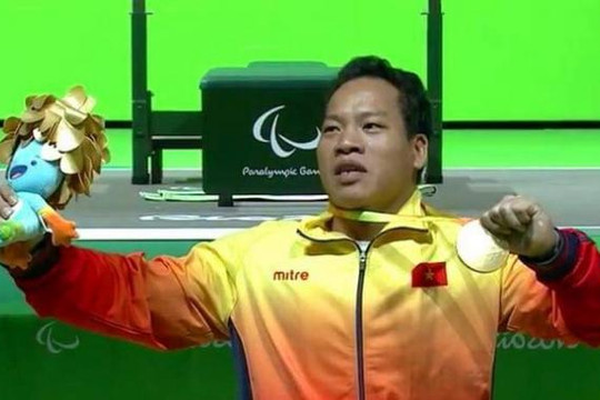 Bộ trưởng Nguyễn Ngọc Thiện chúc mừng HCV Paralympic Lê Văn Công