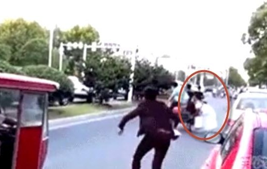 Đại gia bị cướp cô dâu ngày cưới, gái xinh thi nhau uống rượu lấy 500 ngàn