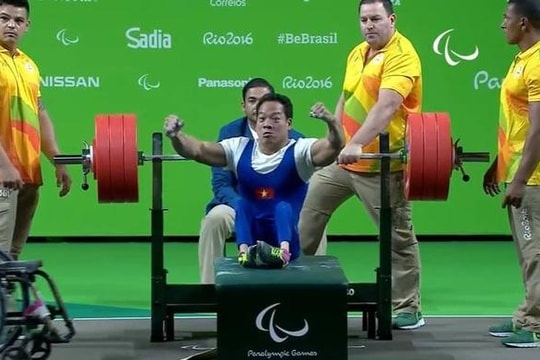 Lê Văn Công thành huyền thoại thể thao Việt Nam dù teo chân khi mới sinh