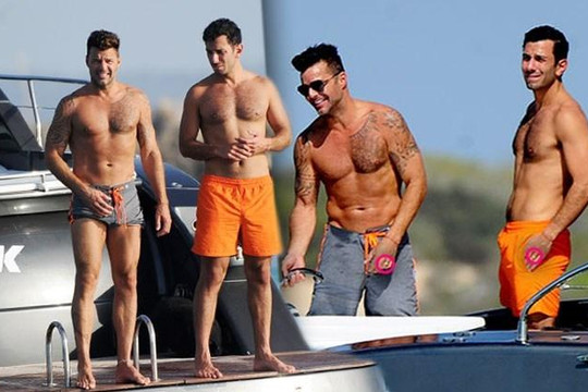 Ricky Martin tình tứ với bạn trai trên du thuyền