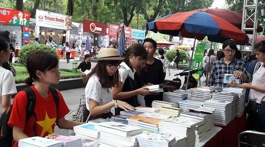 Giới trẻ Hà Nội đổ xô về Hội sách mùa thu 2016