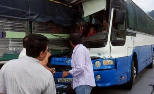 Vụ xe tải cứu xe khách trên đèo Bảo Lộc: Tài xế xe khách lên tiếng 