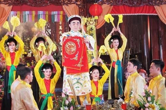 Nghệ sĩ Xuân Hinh đưa hầu đồng lên sân khấu kỷ niệm 40 năm đi diễn