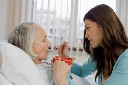 Sự quan tâm chăm sóc của người thân giúp bệnh nhân mau lành bệnh