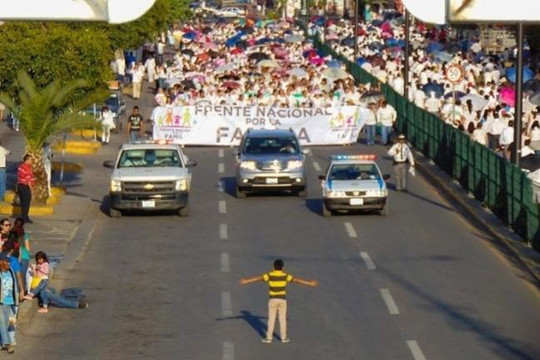 Mexico: Cậu bé 12 tuổi chặn dòng người phản đối hôn nhân đồng tính