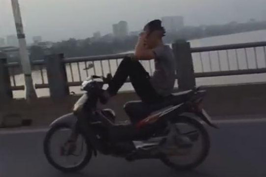 Quái xế lái xe máy bằng chân, lạng lách trên cầu Nhật Tân
