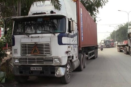 Cô gái trẻ tử vong dưới bánh xe container