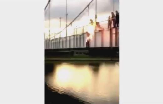 Nhóm thanh niên tự thiêu, nhảy cầu để quay video đăng Facebook